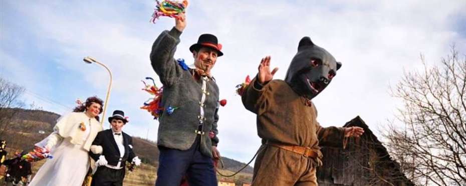 Masopustní maska - Medvěd a Medvědář